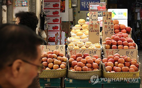 농축수산물을 중심으로 가격이 급등해 2월 소비자물가 상승률이 다시 3%대로 올라섰다. 연합뉴스